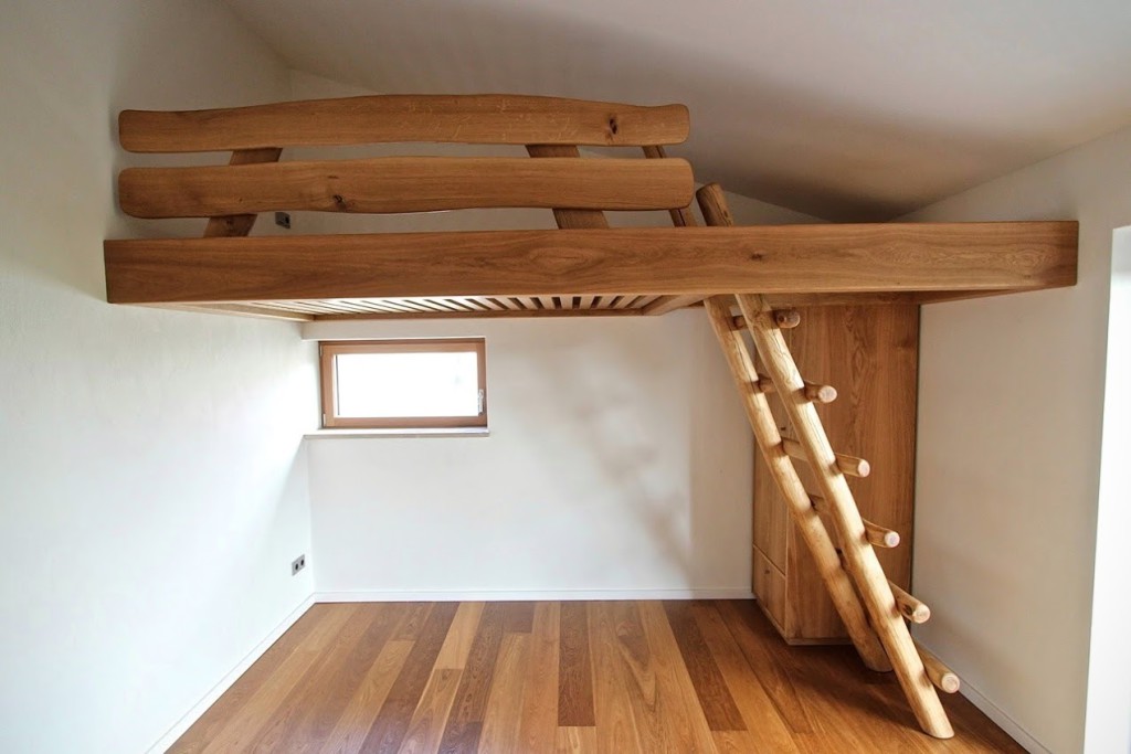 Hochbett aus Eiche Massivholz für Kinder und Erwachsene mit Aufstieg aus Robinie-Rundholz