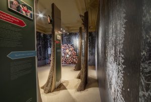 Messebau Aschenbrödel Moritzburg 3HfA Massivholz Möbel Tischlerei Dresden Ausstellungsbau Ladenbau