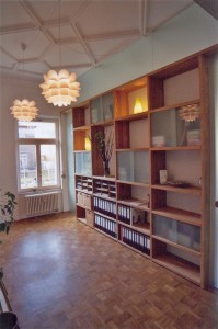 Bibliotheksmöbel aus Holz Aktenregal Raumteiler Massivholzmöbel Tischlerei Dresden Regaleinbau Schrankwand Büromöbel aus Massivholz Praxismöbel