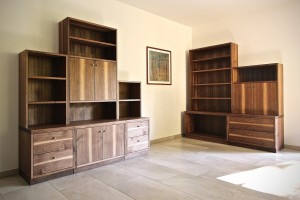 TV-Möbel für Stereoanlage Dresden Wohnzimmermöbel Schrankwand Bücherregal Aktenschrank Nussbaum Massivholzmöbel Tischlerei Dresden Büromöbel Ladenbau Regalwand TV Möbel