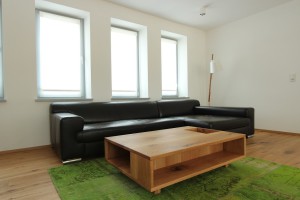 Massivholztisch Nach Maß gefertigt Designer Couchtisch mit Zeitungsablage Wildeiche Massivholz Möbel Tischlerei Dresden Sinnesmagnet