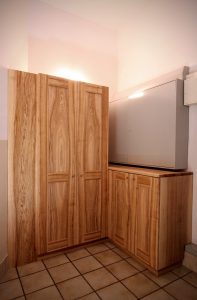 Einbaumöbel Garderobe Schrank nach Maß Massivholz Möbeltischlerei Dresden Schuhschrank Kindergartenmöbel Waldorfmöbel