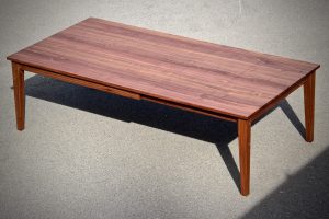 Esstisch aus Massivholz Nussbaum ausziehbar verlängerbar 130x160cm Massivholzmöbel nach Maß Möbel Tischlerei Dresden