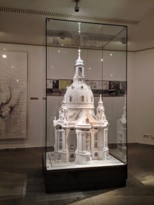 Ausstellung Frauenkirche Dresden Möbel Sockel Vitrine Museum Ladenbau Tischlerei Sinnesmagnet
