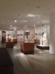 Ausstellung Frauenkirche Dresden Möbel Sockel Vitrine Museum Ladenbau Tischlerei Sinnesmagnet