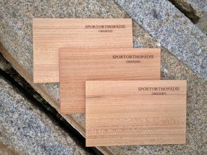 Sportorthopädie Dresden Frühstücksbrett mit Gravur Massivholz Tischler Dresden