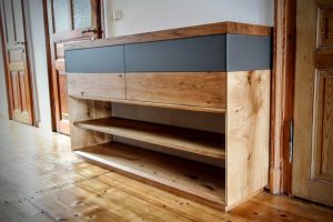 Einbau nach Maß Garderobe aus Massivholz Schuhregal Eiche Tischlerei Dresden Holz und Glas Sideboard