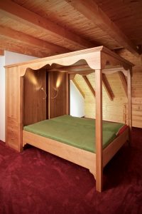 Himmelbett aus Eiche Bett mit Schrank Möbel Tischlerei Dresden Wunsch Traum Bett nach Maß