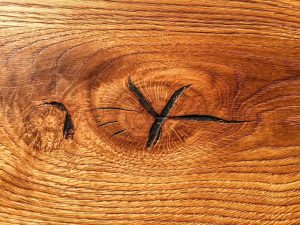 Holzmuster Eiche Asteinschluss Wildeiche gebürstet Öl und Wachs Oberfläche Massivholz Möbel Tischlerei Dresden Sinnesmagnet