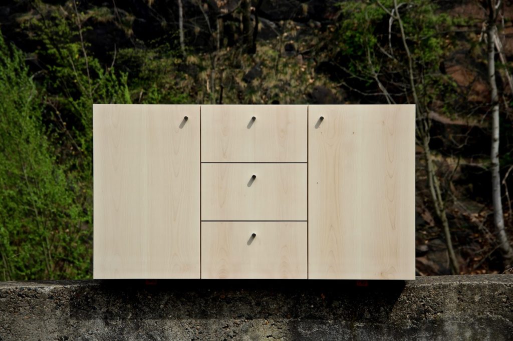 Möbelfront aus hellem Ahorn mit weißpigmentiertem Öl veredelt