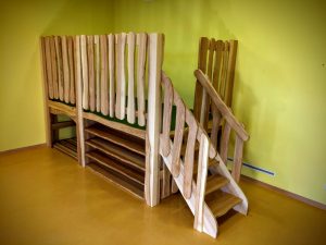 Kindergarten Spielpodest Hochebene KITA Möbel aus Massivholz