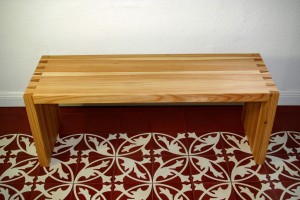 individuelle Küchenbank maßgefertigt Möbel Tischlerei Dresden Ofenbank Massivholz Blumenbank Holzmuster Lärche