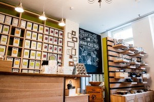 Massivholzmöbel Ladeneinrichtung individueller Ladenbau Dresden Tischlerei Möbelbau