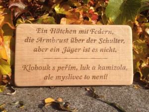 Lasergravur Geschenkidee Jubiläum Geburtstag Massivholz Schrift und Bild in Holz einbrennen lasern Tischlerei Dresden Ladenbau Ausstellungen Gedenktafel