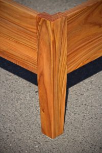 Massivholz Bett Tischlerei Dresden Sinnesmagnet Möbel nach Maß Holzmuster Rüster Ulme Ehebett Doppelbett