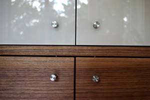 Design Massivholz Möbel Tischlerei Dresden Glas und Nussbaum