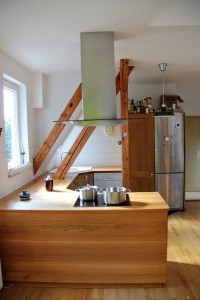 Einbau-Küche in U-Form. Maßanfertigung aus Massivholz vom Tischler Dresden