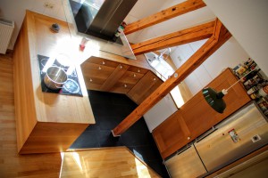 Einbauküche unter Dachschräge als Maßanfertigung vom Tischler