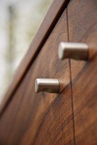 Nussbaum Massivholzmöbel aus Dresden Design Griffe zylindrisch Knöpfe aus Edelstahl