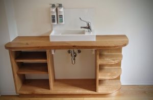 Praxishaus 43 Waschtisch aus Eiche geschwungene Platte Möbel Tischlerei Dresden