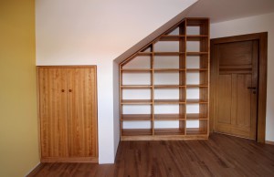 Regal nach Maß unter Dachschräge Nieschenmöbel Kirschbaum Massivholz Möbeltischlerei Dresden