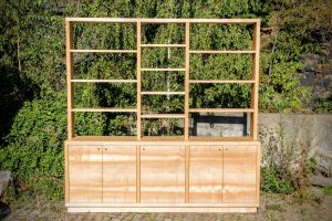 Bücher-Regal-Wand aus Massiv-Holz-Möbel aus Dresden Tischlerei Sinnesmagnet Holzmöbel kaufen