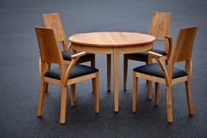 runder Tisch zum ausziehen Stühle aus Holz Tischlerei Dresden Esstisch zum ausziehen Schreinerei Sinnesmagnet