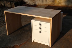 Schreibtisch maßgefertigt aus Massivholz Möbeltischlerei Dresden Praxismöbel