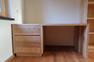 Büro Schreibtisch Massivholz Möbel nach Maß Tischlerei Dresden individuelle Praxismöbel maßgefertigt