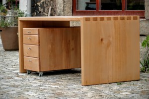 Maßgefertigter Schreibtisch Massivholzmöbel Tischlerei Dresden Holzmuster Buche