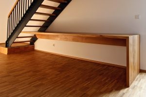 Schreibtisch nach Maß aus Eiche-Massivholz unter Treppe Dresden Möbel-Tischlerei