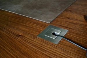 Individueller design Schreibtisch Nussbaum Massivholzmöbel Tischlerei Dresden Praxismöbel Kabeldurchlass