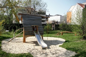 Kindergarten Möbel Tischlerei Sinnesmagnet Baumhaus Kinder Spielplatz Haus Robinie Dresden Edelstahl Rutsche