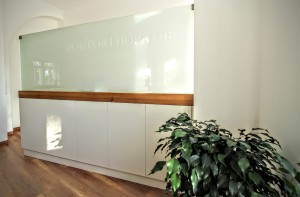 Büromöbel Kanzleimöbel Praxismöbel aus Massivholz München Tischlerei Sinnesmagnet Dresden Arztpraxis Einrichtung Raumteiler