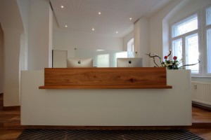 individuelle Kanzleimöbel Büromöbel aus Holz Praxismöbel aus Massivholz München Tischlerei Sinnesmagnet Sportorthopädie Dresden Arztpraxis Einrichtung