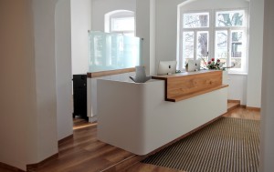 Büromöbel nach Maß Kanzleimöbel bauen lassen Praxismöbel aus Massivholz München Tischlerei Sinnesmagnet Sportorthopädie Dresden Arztpraxis Einrichtung aus Holz kaufen