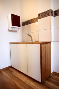 Spa Waschtisch aus Holz kaufen Arztpraxis Massivholz Tischlerei Dresden Sinnesmagnet Möbel bauen lassen