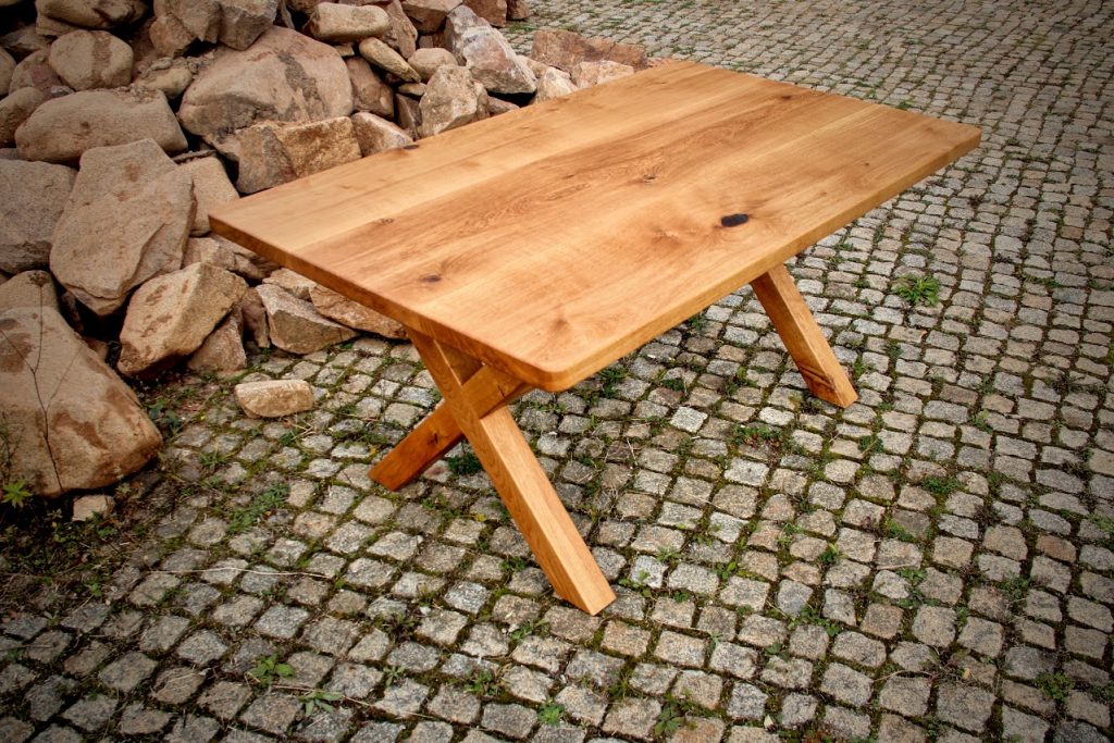Tisch aus Eiche mit Tischbeinen in X-Form - Sinnesmagnet