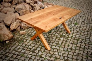 Tisch aus Wildeiche Tischbeine X-Form gekreuzt Massivholztisch Möbel Dresden Tischlerei