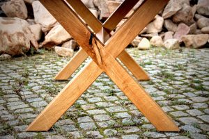 Tisch aus Wildeiche Tischbeine X-Form gekreuzt Massivholztisch Möbel Dresden Tischlerei