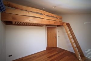 Tischlerei Dresden Hochbett Eiche nach Maß Einbau Bett mit Aufstieg Hochebene Zwischengeschoss