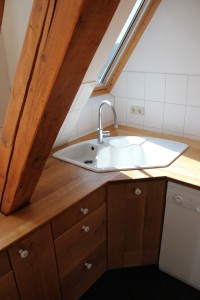 Einbauküche unter Dachschräge. Küche vom Tischler Dresden. Küchen aus Massivholz