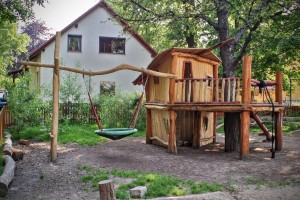 Kindergarten Möbel Tischlerei Sinnesmagnet Baumhaus Kinder Spielplatz Robinie Dresden Nestschaukel Waldorf Kindergarten