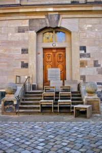 Nachttisch Sinnesmagnet Hocker aus Vollholz Tischlerei Dresden Sinnesmagnet Massivholzmöbel Frauenkirche Dresden Couchtisch