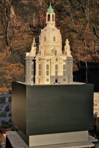 Ausstellung Frauenkirche Dresden Möbel nach Maß Sockel für Vitrine bauen lassen Museum Ladenbau Tischlerei Sinnesmagnet