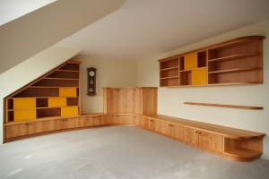 Einbaumöbel nach Maß unter Dachschräge aus Holz Erle Massivholz Tischlerei Sinnesmagnet Möbel Dresden Schrankwand