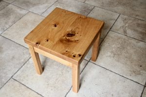 Hocker aus Wildeiche Massivholz Asteiche