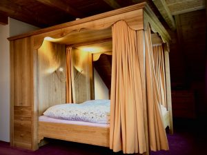 Himmelbett aus Eiche Bett mit Schrank Möbel Tischlerei Dresden Wunsch Traum Bett nach Maß