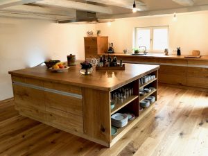 Küchenblock aus Eiche Massiv-Holz in einer Wohnküche mit Kochinsel aus der Tischlerei Dresden