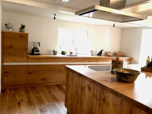 Küchenzeile und Kochinsel aus Eiche Massiv-Holz aus der Tischlerei Dresden